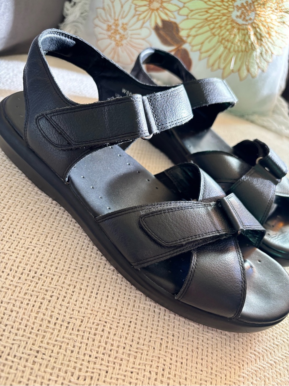 Propét Comfort Walking Shoe Sandals Black Adjustable Cross Strap Size 10
